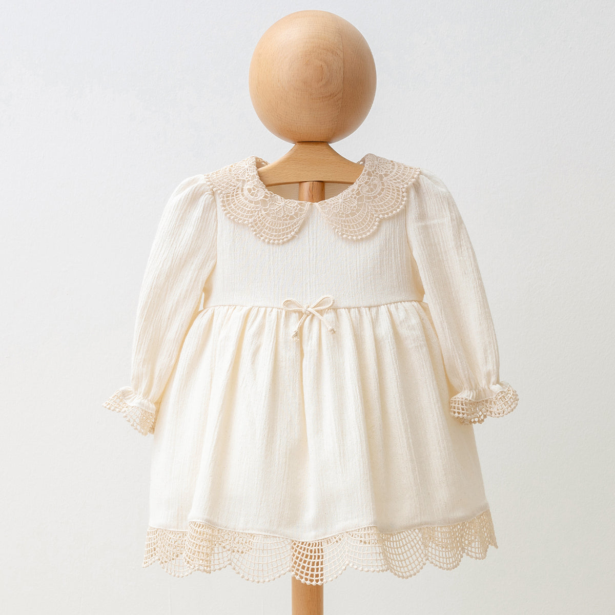 Robe écrue fille détaille dentelle