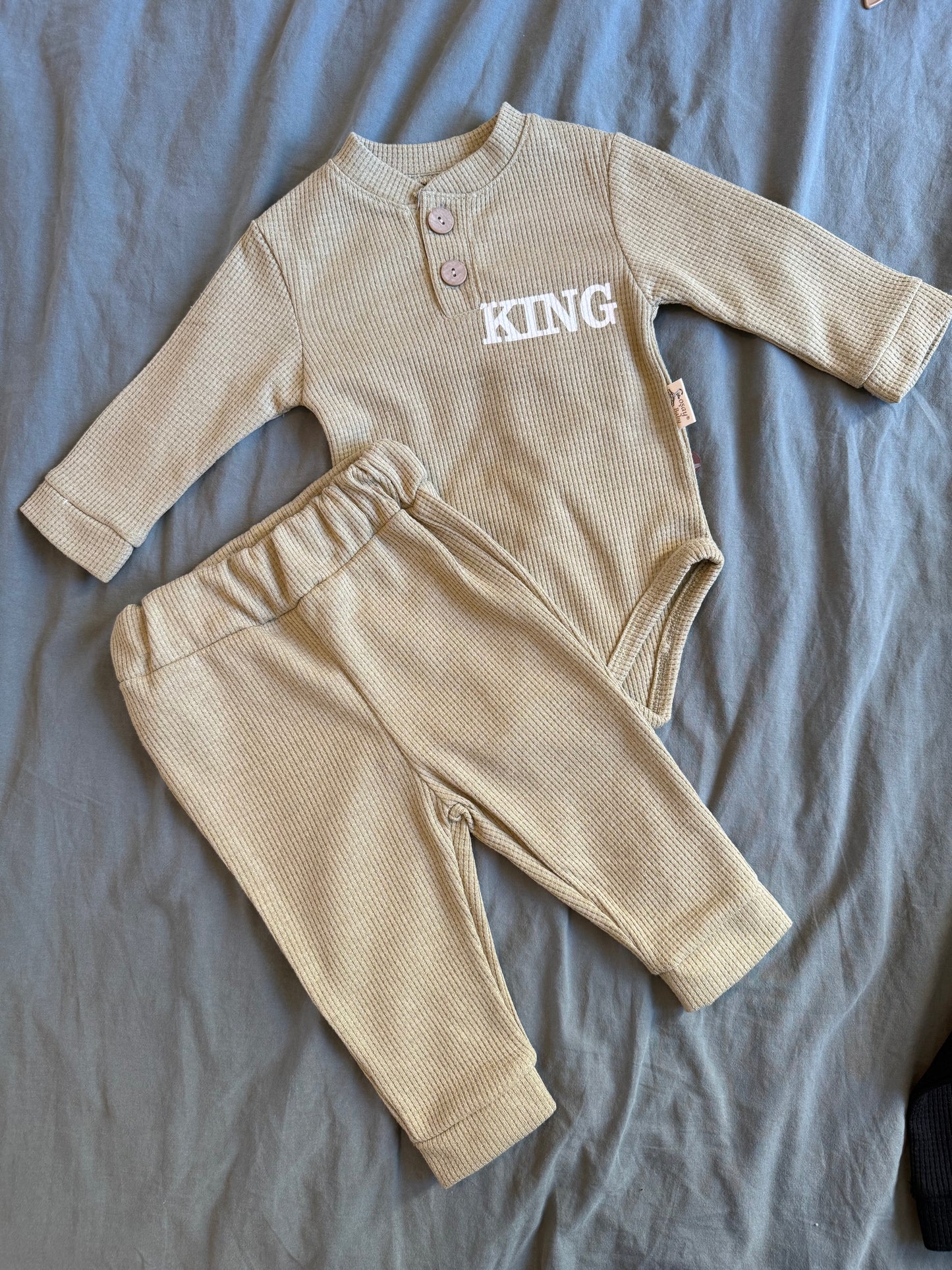Ensemble bébé garçon 2 pièces – Body manches longues "KING" + pantalon