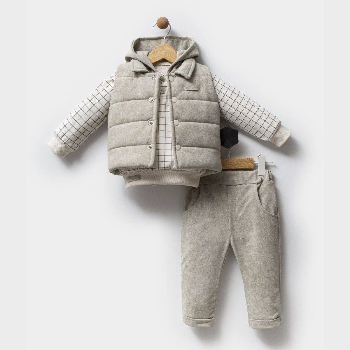 Ensemble garçon 3 pièces – Gilet matelassé, sweat à carreaux & pantalon velours