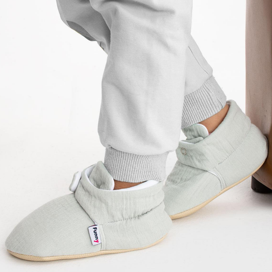 Chaussons physiologiques enfant en coton – Bouton ou velcro – couleur coton gris bouton – vue 1