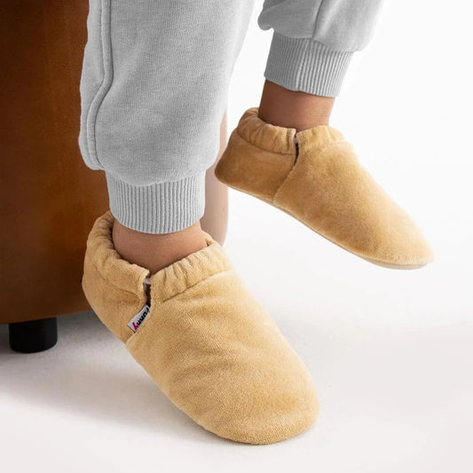 Chaussons physiologiques enfant en velours – Élastiqués – couleur velours beige élastique – vue 1