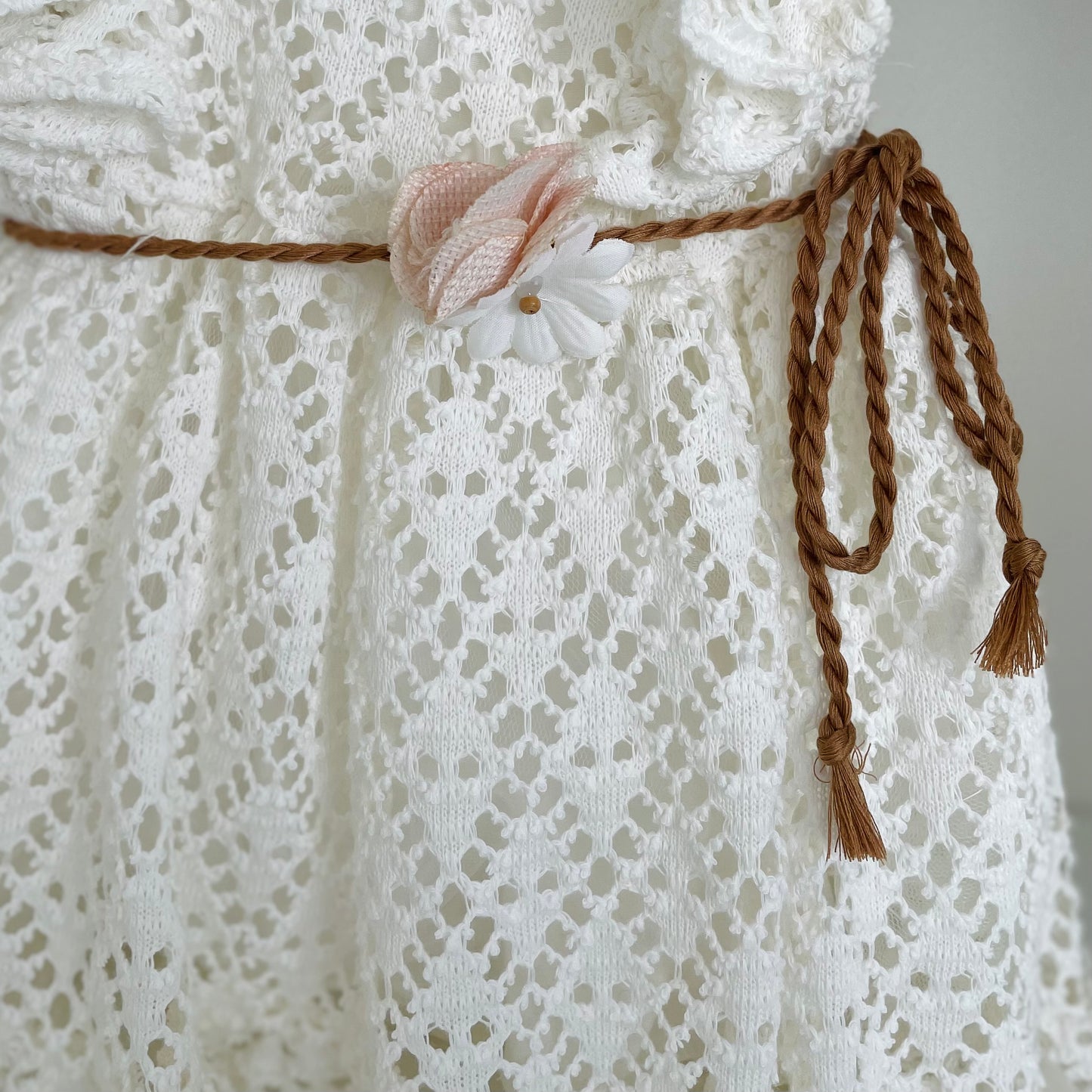 Robe bébé dentelle blanche cordon et fleur