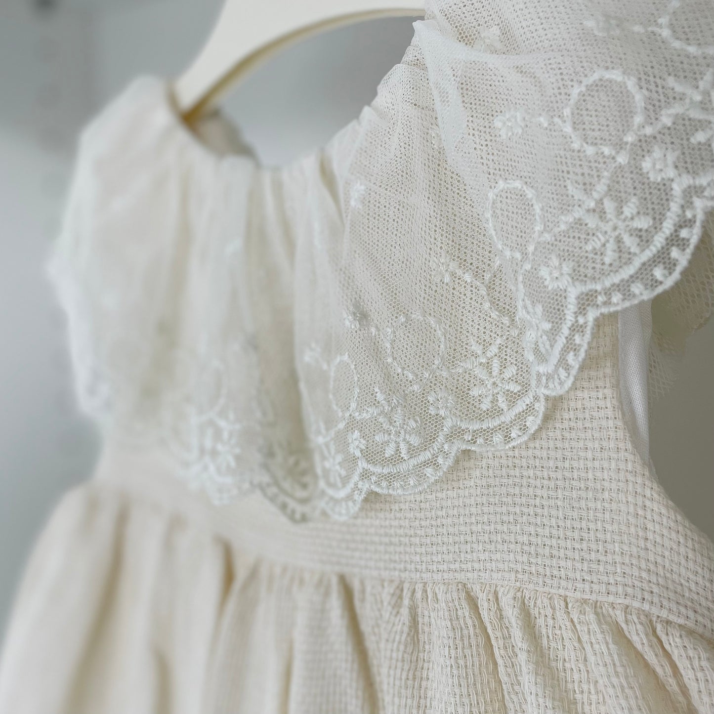 Robe bébé écrue col dentelle