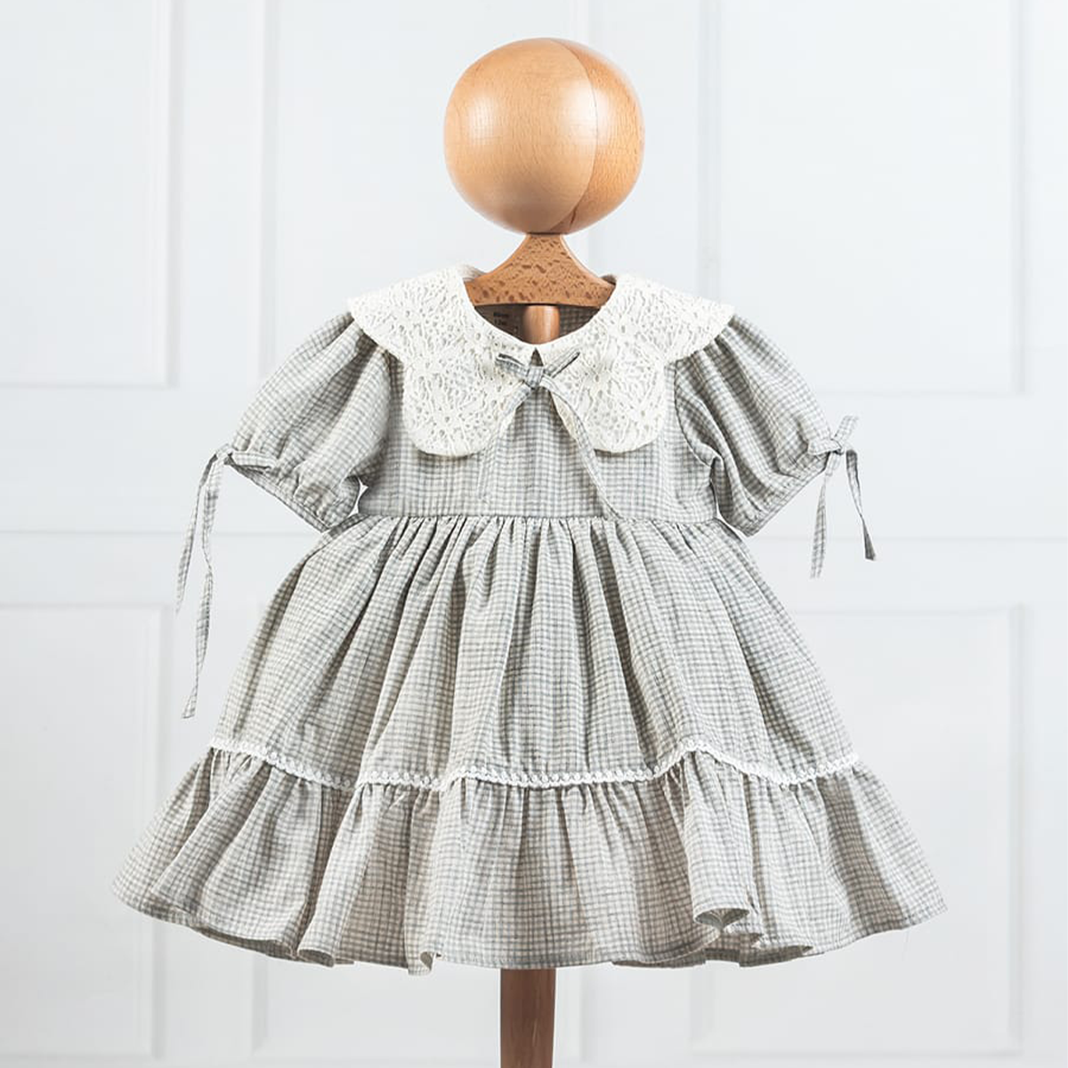 Robe bébé bleue à carreaux col dentelle