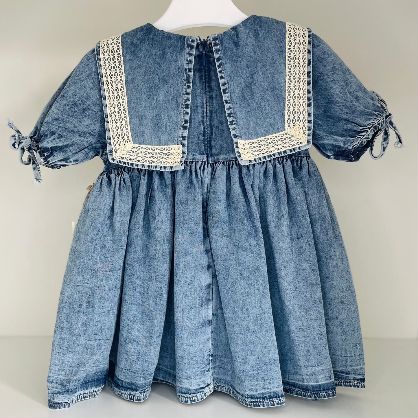 Robe bébé en jean bleu et broderie