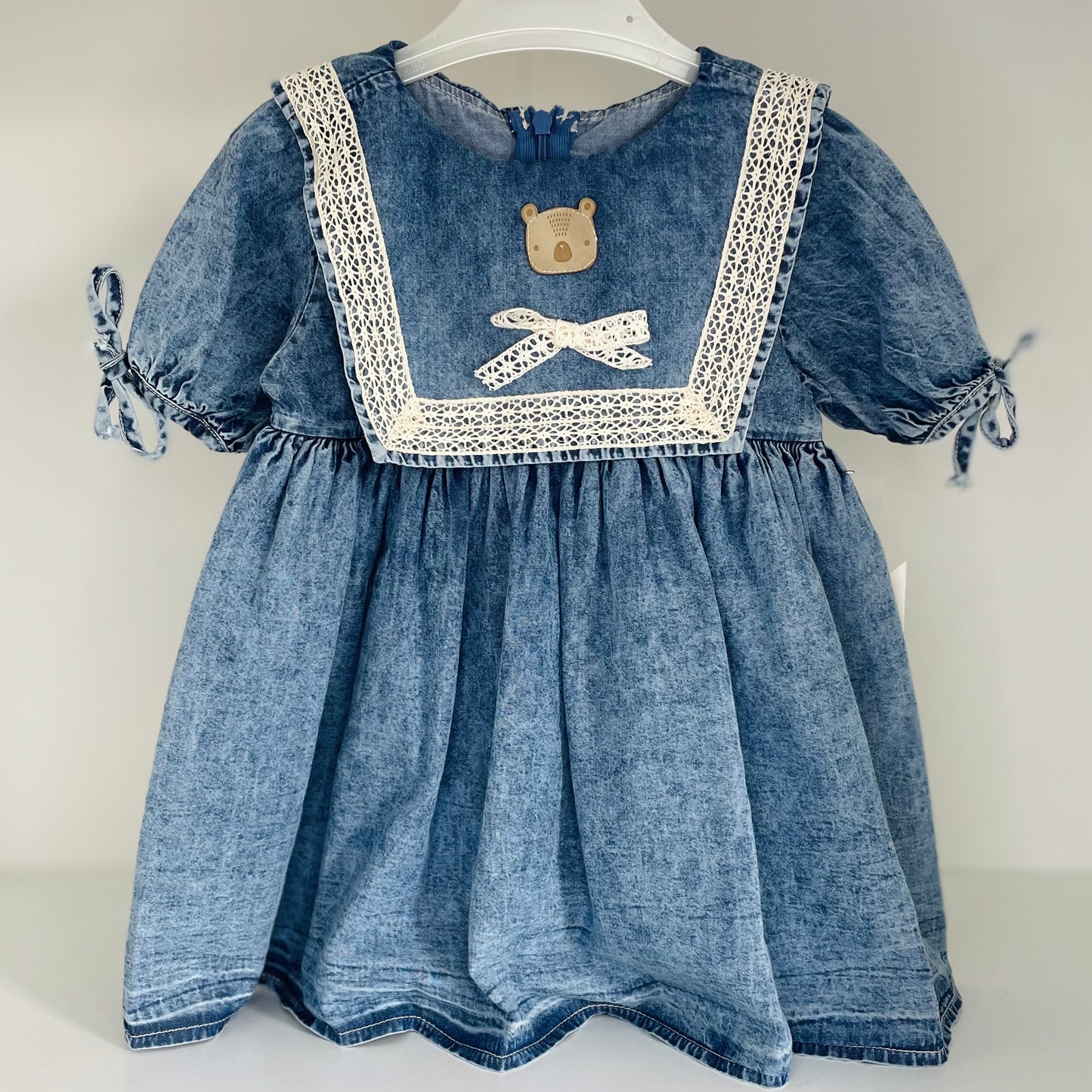 Robe bébé en jean bleu et broderie