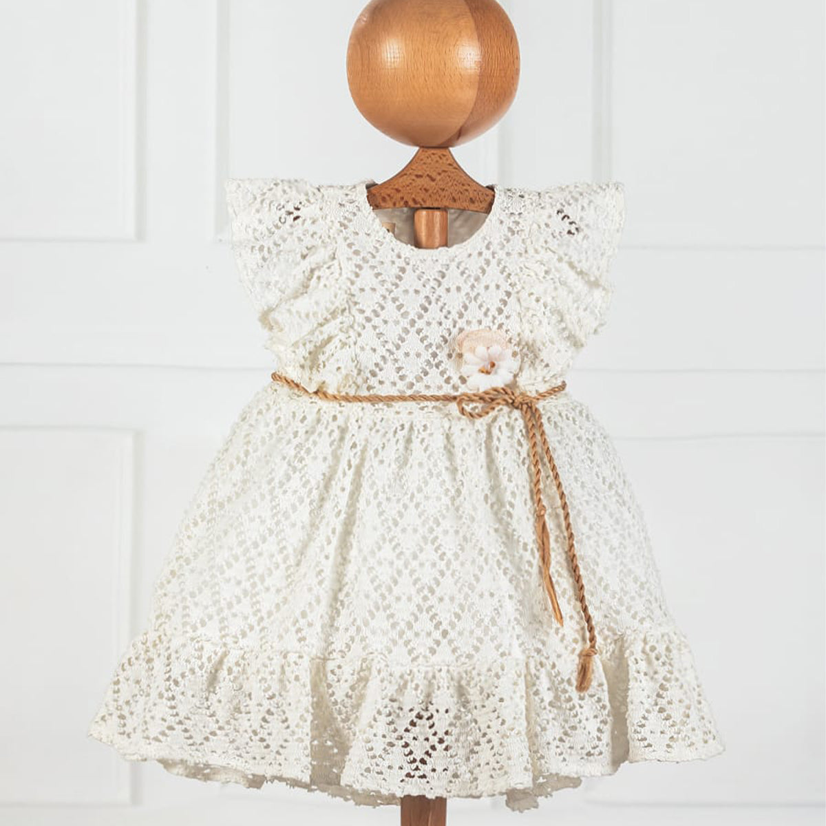 Robe bébé dentelle blanche cordon et fleur