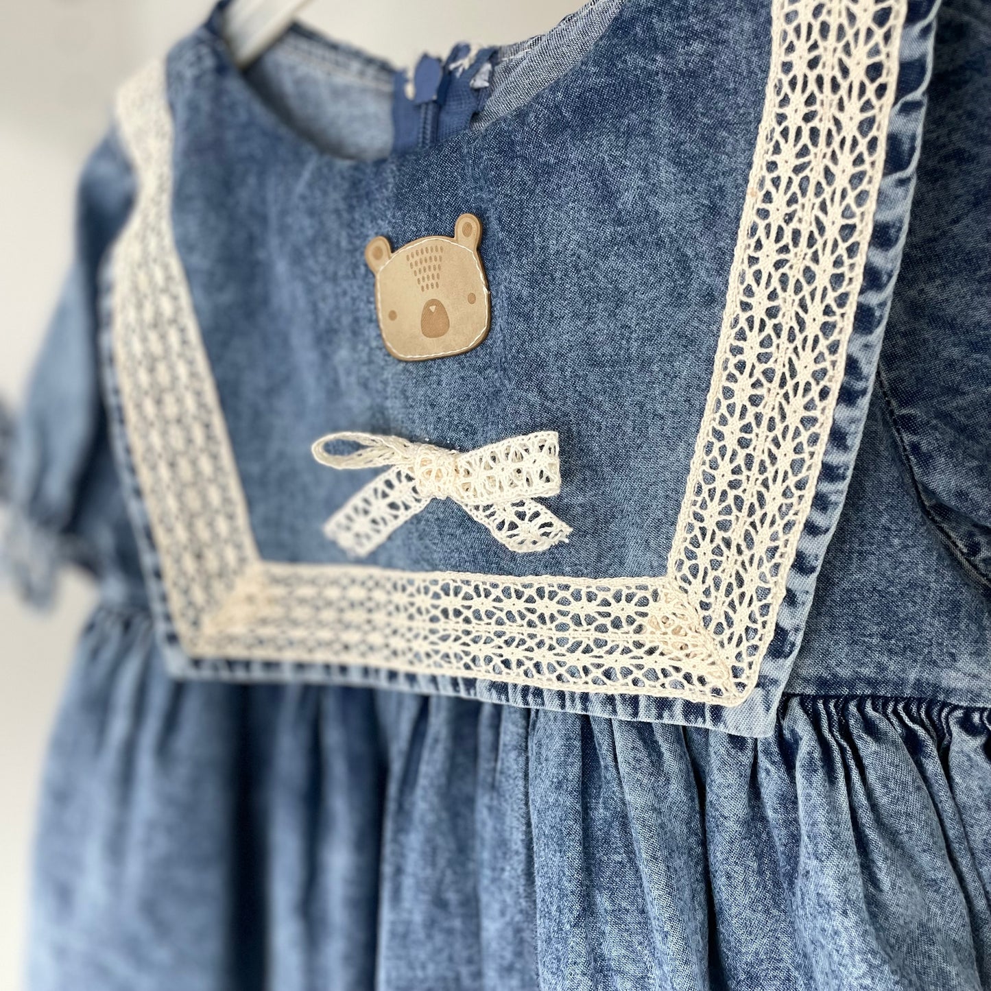 Robe bébé en jean bleu et broderie