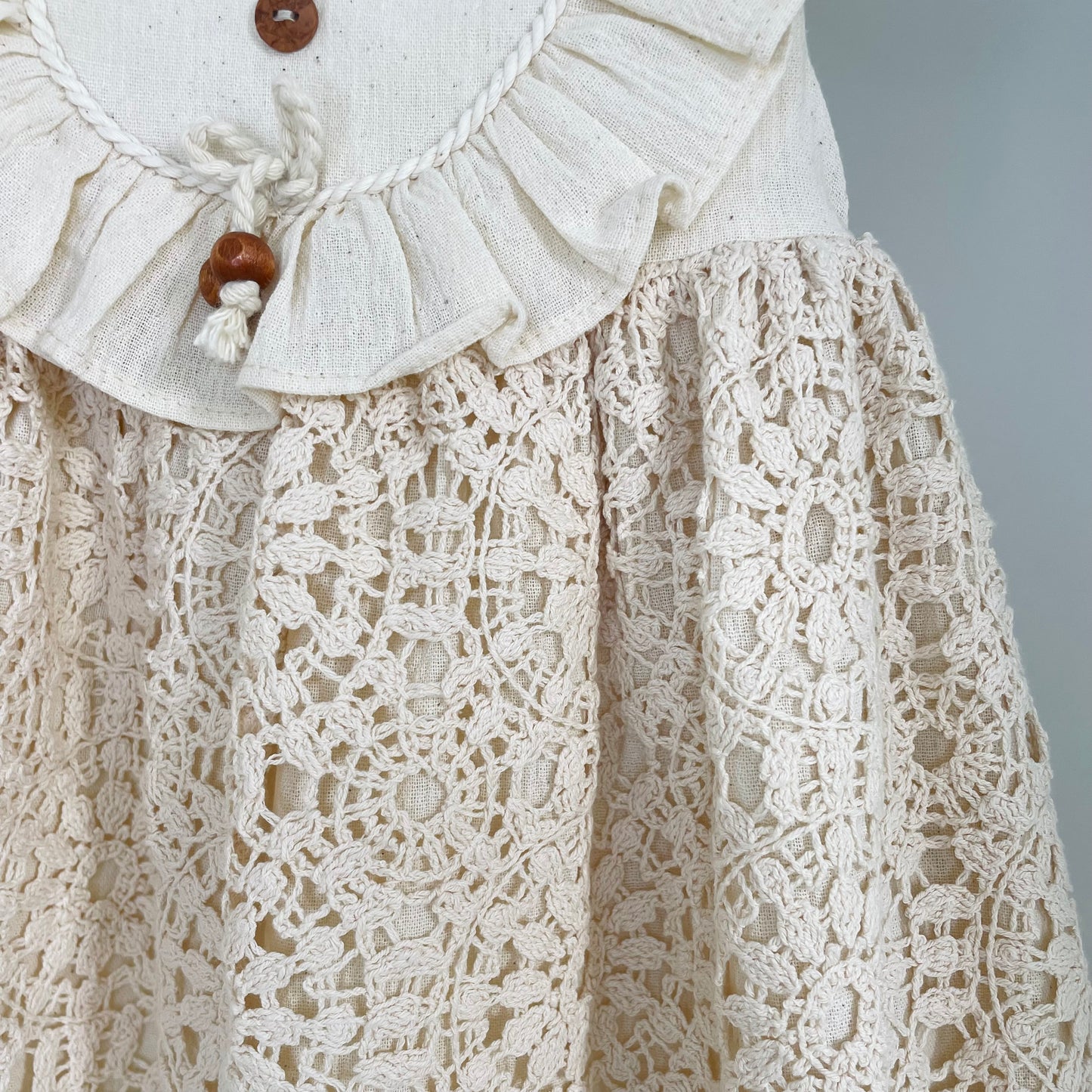 Robe bébé beige perlée en macramé