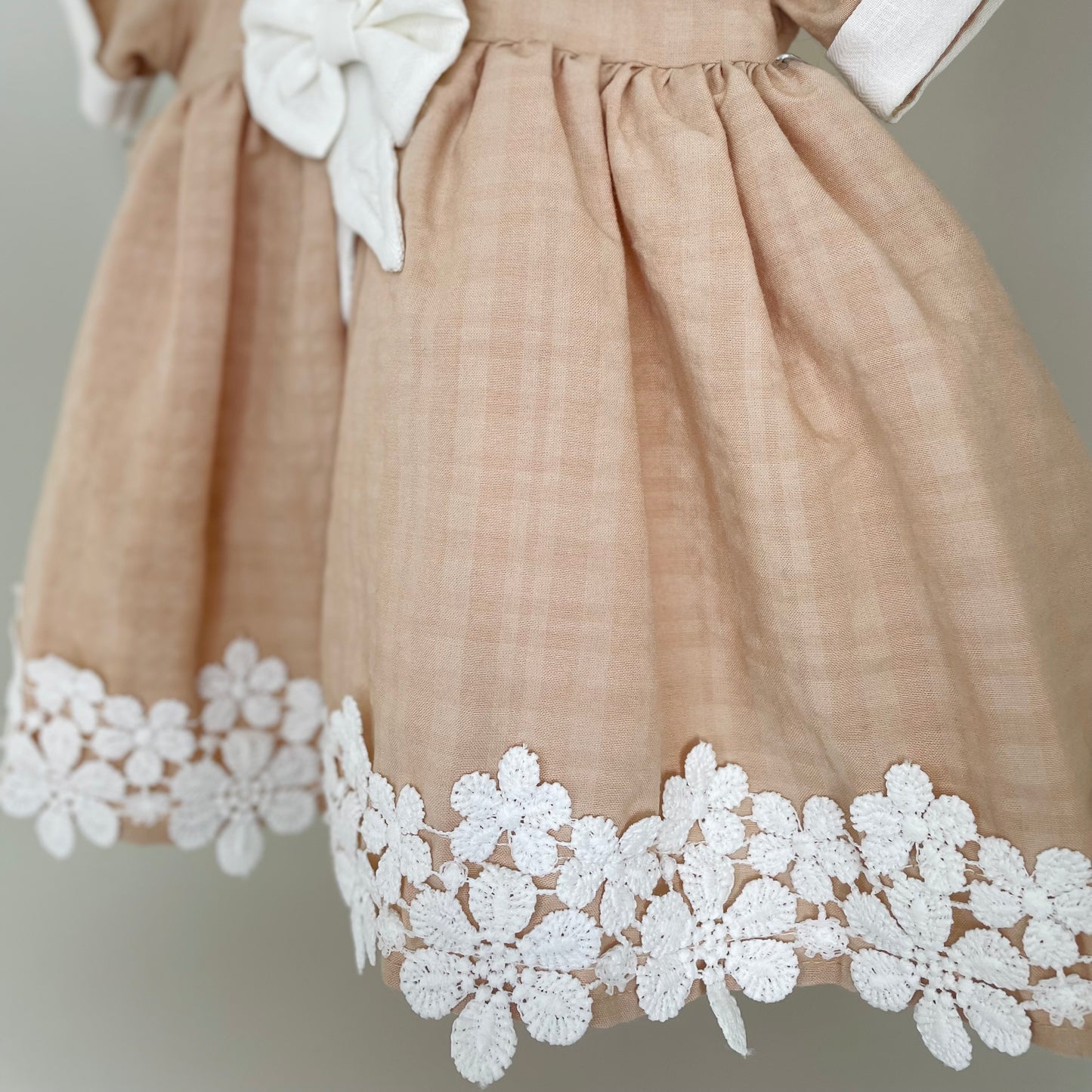 Robe bébé beige foncé noeud et dentelle