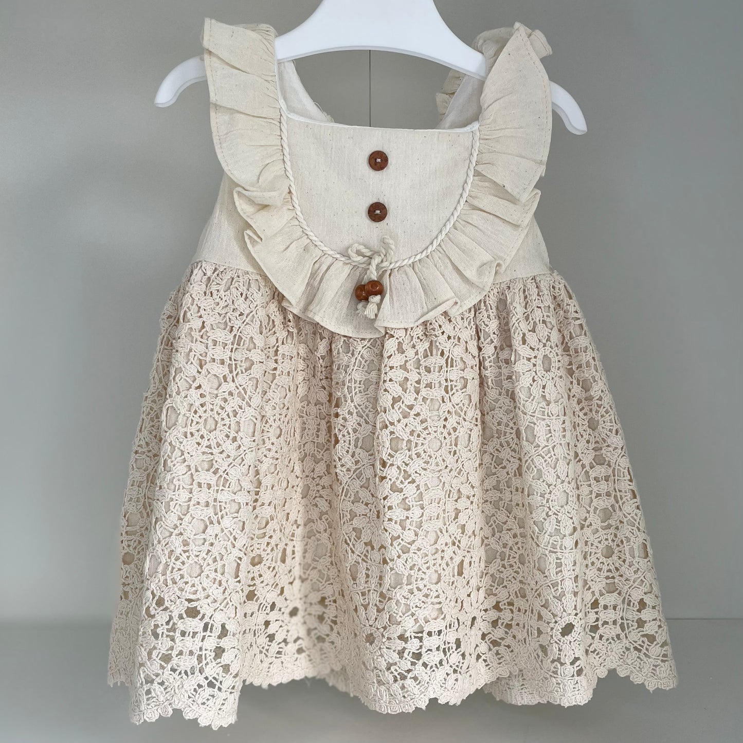 Robe bébé beige perlée en macramé