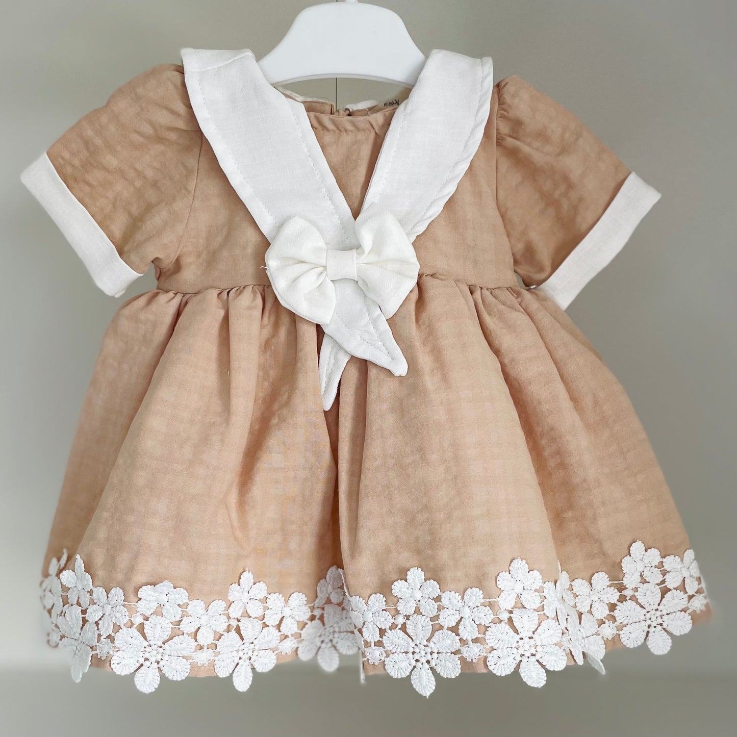 Robe bébé beige foncé noeud et dentelle