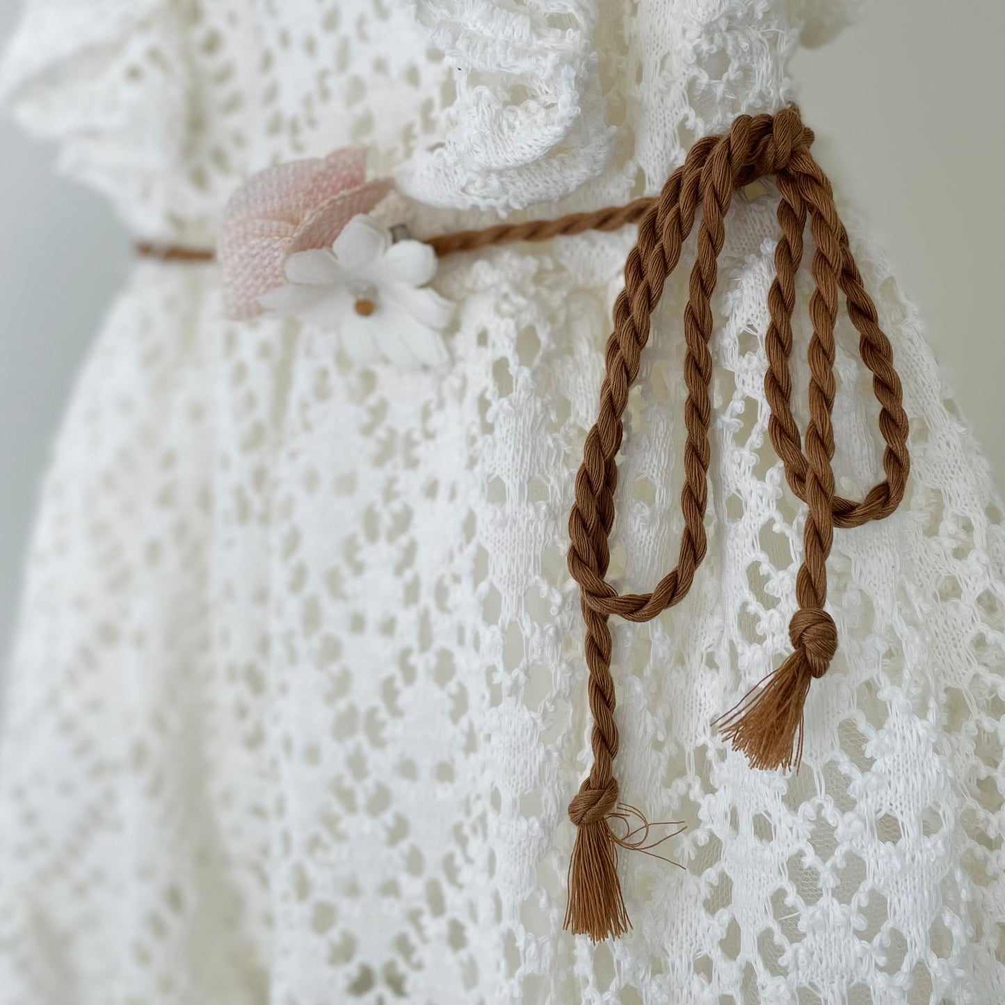 Robe bébé dentelle blanche cordon et fleur