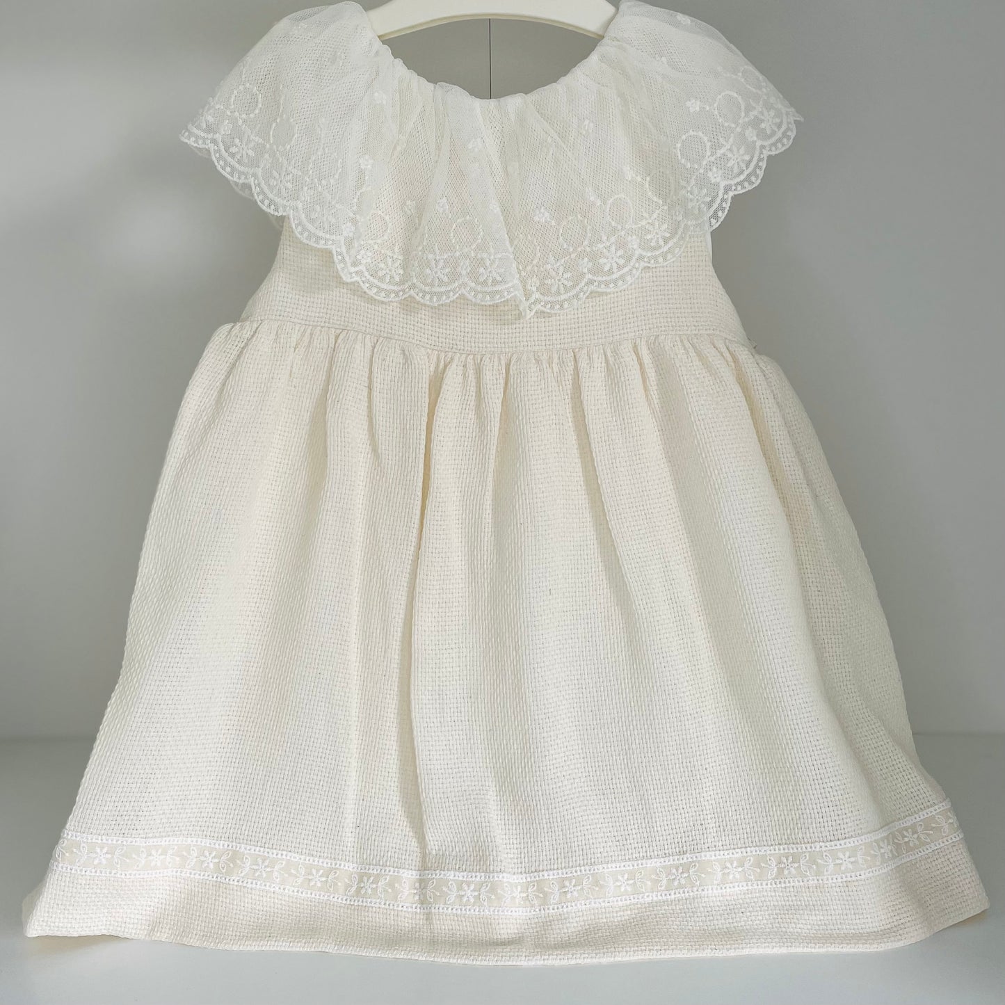 Robe bébé écrue col dentelle