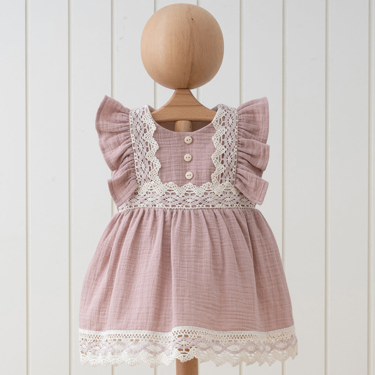 Robe bébé rose poudrée en mousseline et dentelle