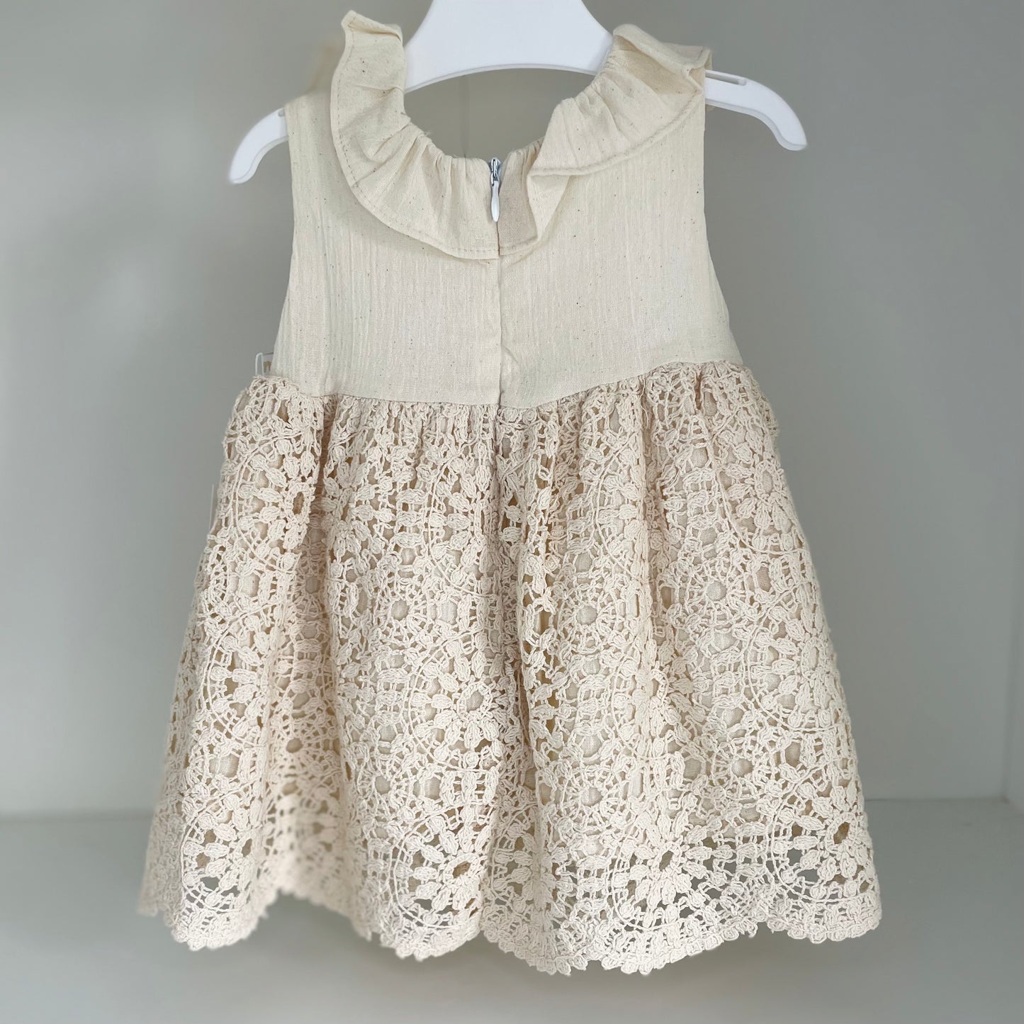 Robe bébé beige perlée en macramé