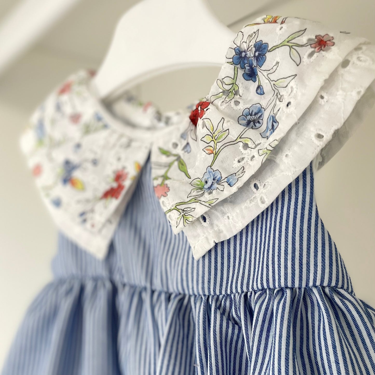 Robe bébé bleu rayée, dentelle et fleurs