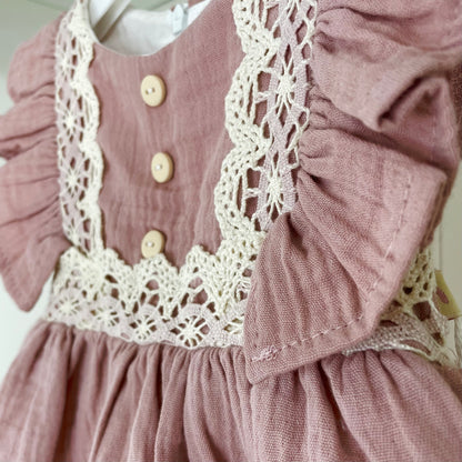 Robe bébé rose poudrée en mousseline et dentelle