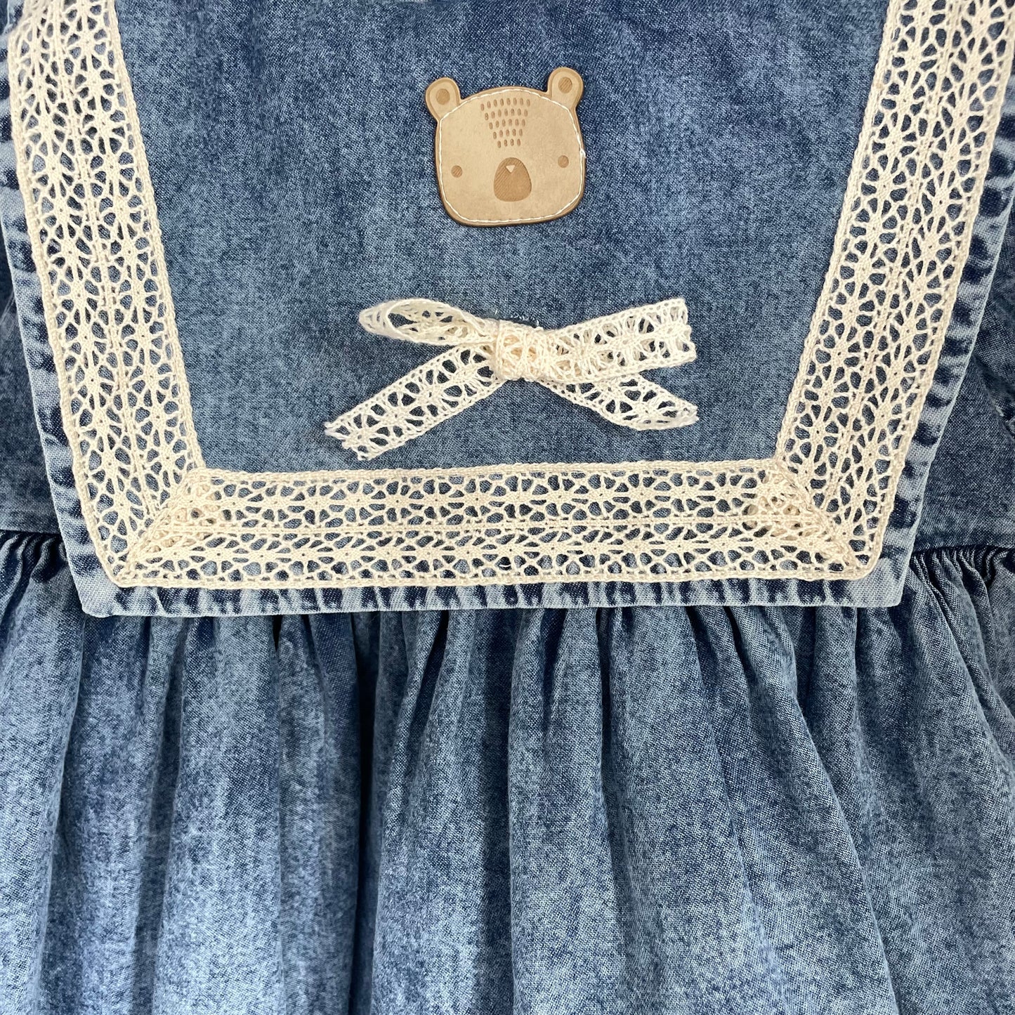 Robe bébé en jean bleu et broderie