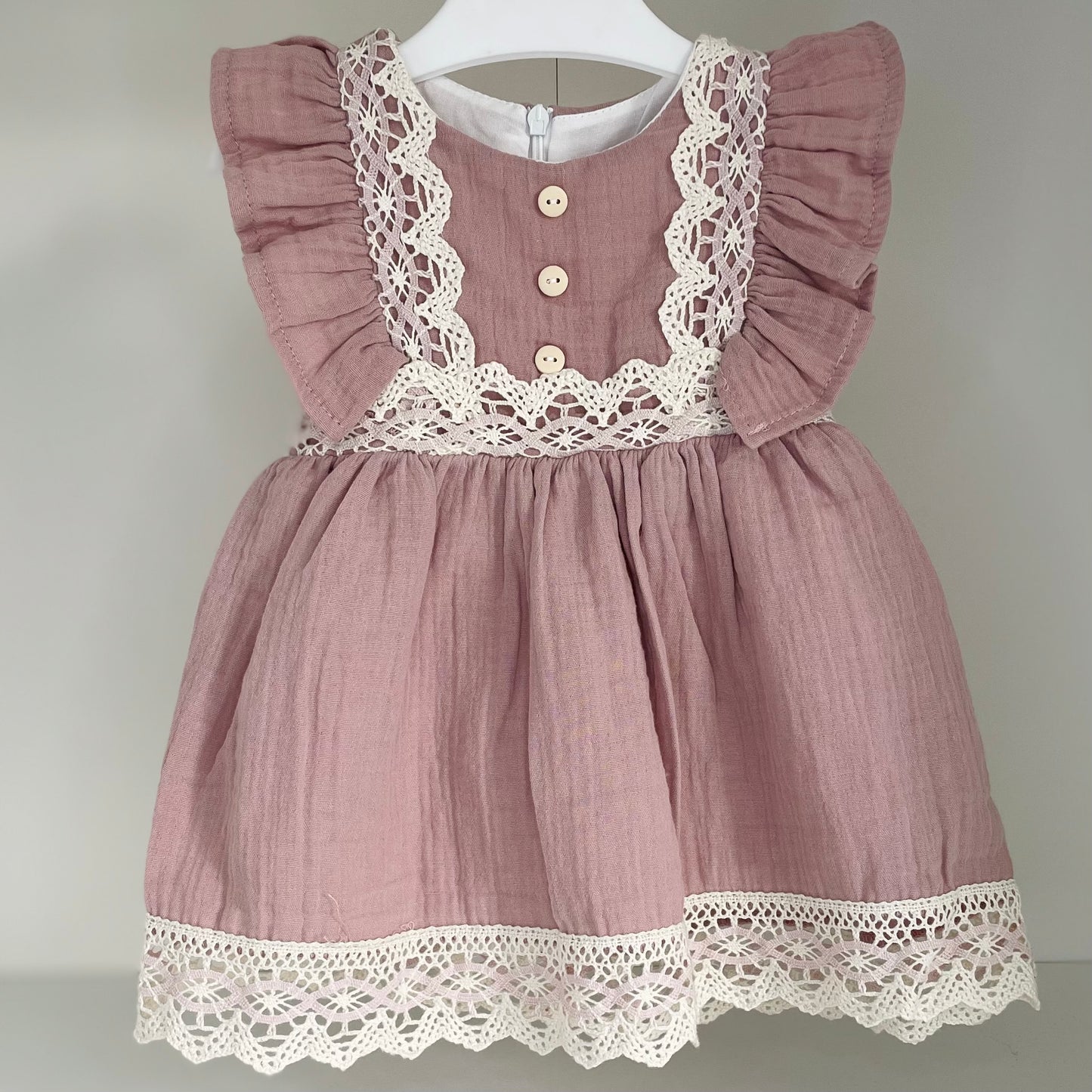 Robe bébé rose poudrée en mousseline et dentelle