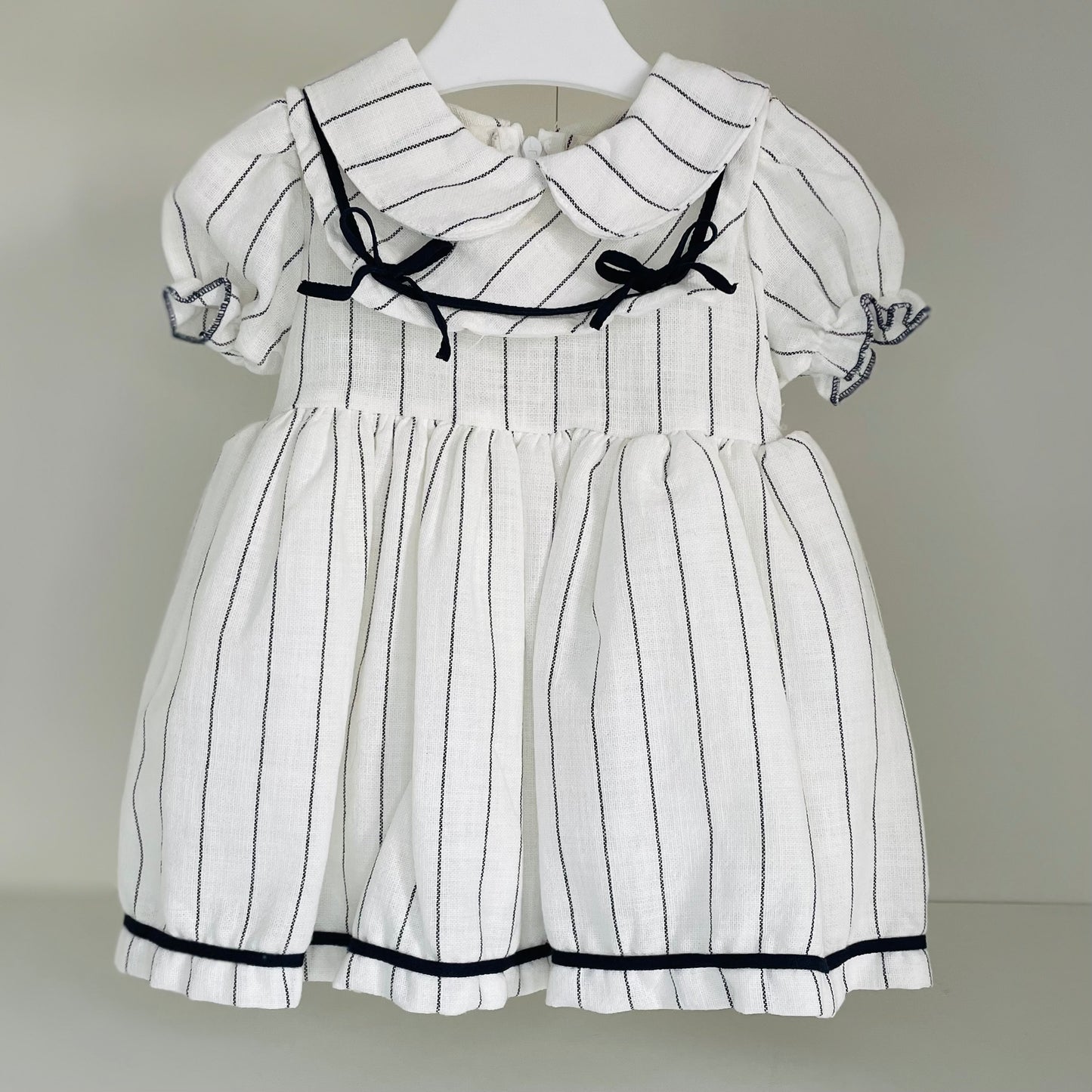 Robe bébé blanche a rayures noires