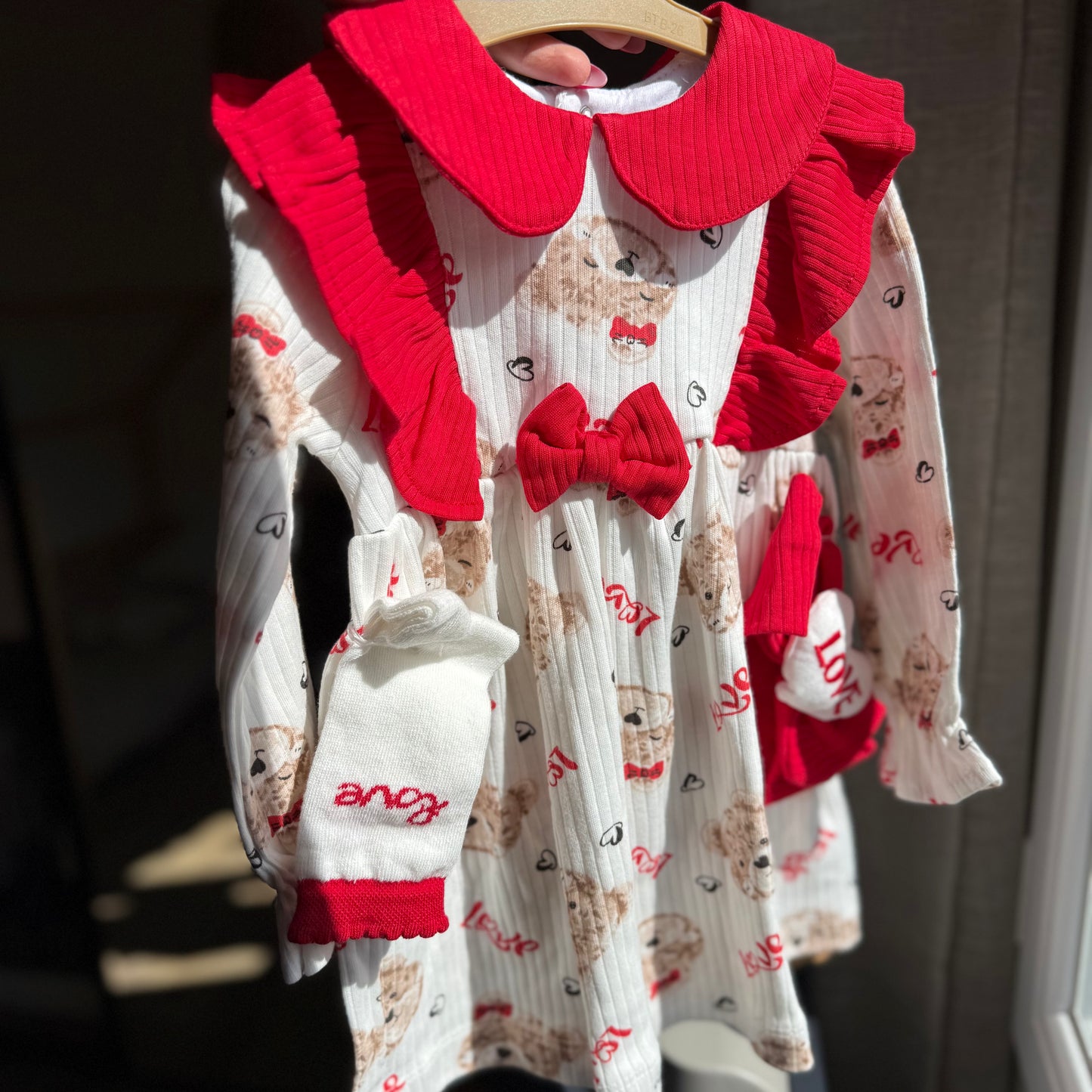 Robe bébé imprimé oursons et cœurs avec bandeau et chaussettes – Ensemble 3 pièces
