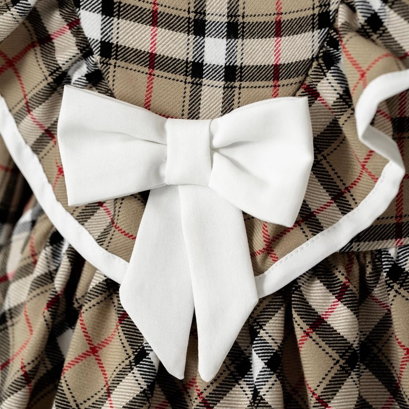 Robe bébé à carreaux style vintage avec nœud blanc – Élégance intemporelle