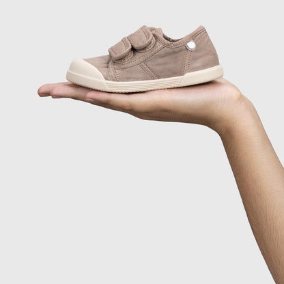 Baskets barefoot enfant IGOR Lona V – couleur Cacao – vue en main