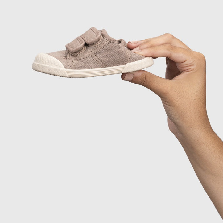 Baskets barefoot enfant IGOR Lona V – couleur Cacao – vue de profil en main