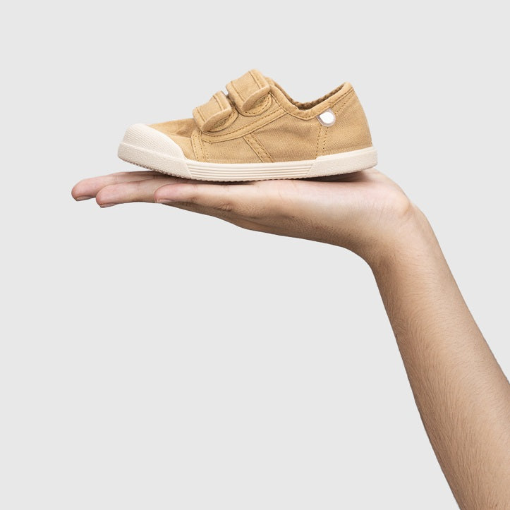 Baskets barefoot enfant IGOR Lona V – couleur Céréal – vue en main