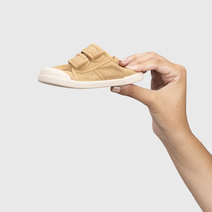 Baskets barefoot enfant IGOR Lona V – couleur Céréal – vue de profil en main