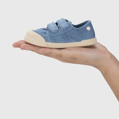 Baskets barefoot enfant IGOR Lona V – couleur Jeans – vue en main