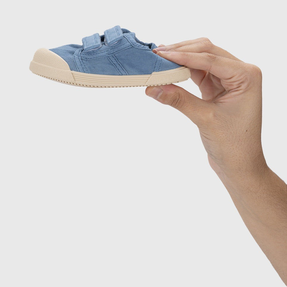 Baskets barefoot enfant IGOR Lona V – couleur Jeans – vue de profil en main