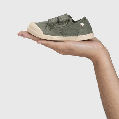 Baskets barefoot enfant IGOR Lona V – couleur Kaki – vue en main