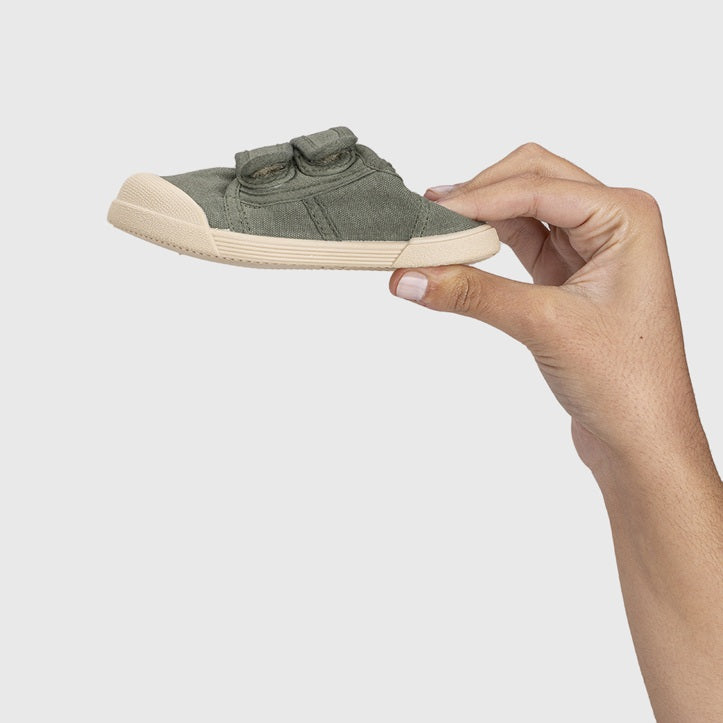 Baskets barefoot enfant IGOR Lona V – couleur Kaki – vue de profil en main