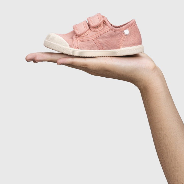 Baskets barefoot enfant IGOR Lona V – couleur Nuevo Rosa – vue en main