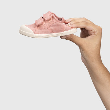 Baskets barefoot enfant IGOR Lona V – couleur Nuevo Rosa – vue de profil en main