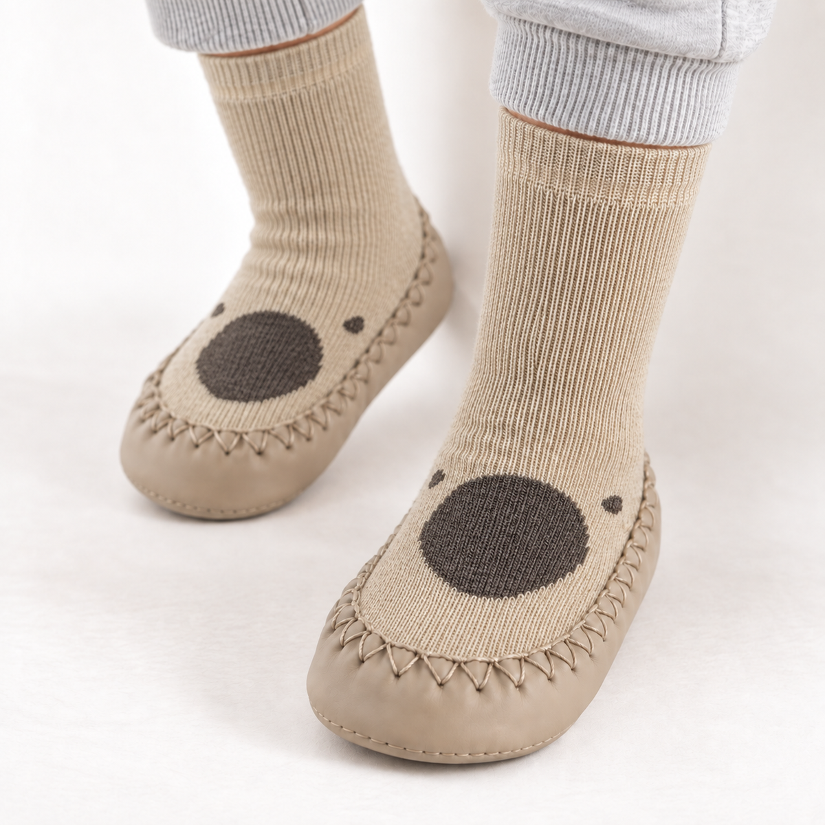 Chaussons-chaussettes antidérapants enfant – Beige motif – photo principale