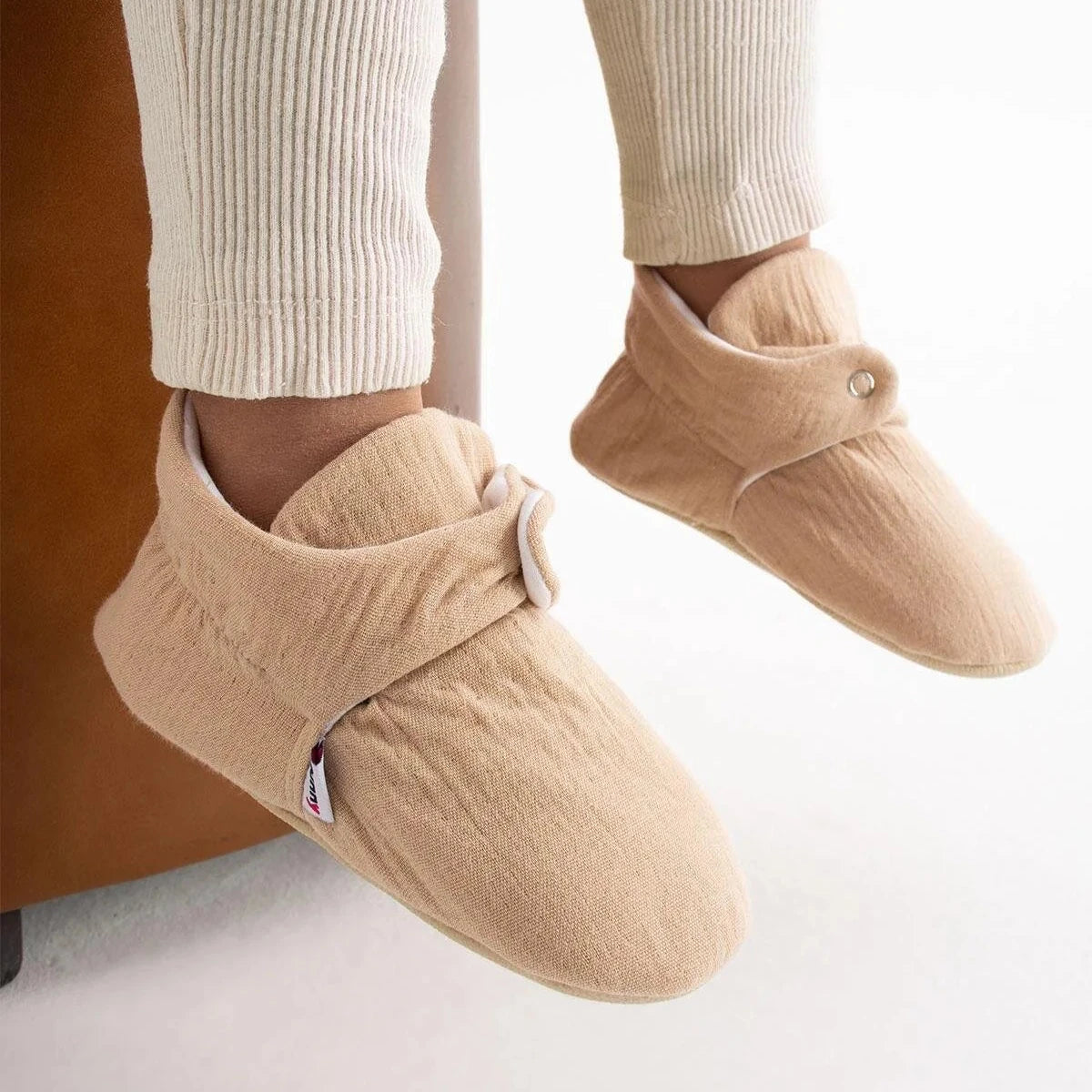 Chaussons physiologiques enfant en coton – Bouton ou velcro – couleur coton beige bouton – vue 1