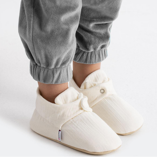 Chaussons physiologiques enfant en coton – Bouton ou velcro – couleur coton blanc bouton – vue 1