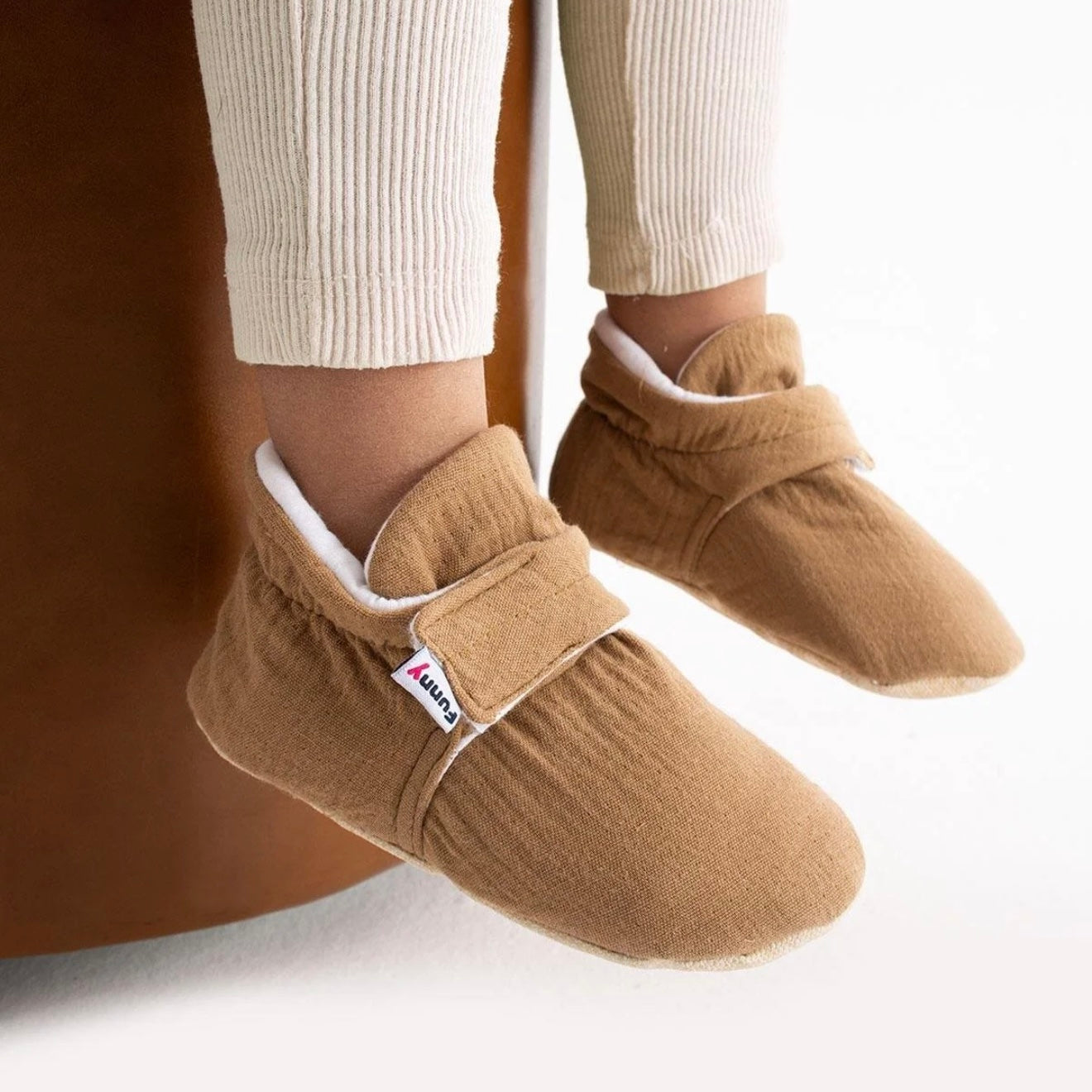 Chaussons physiologiques enfant en coton – Bouton ou velcro – couleur coton brun velcro – vue 1