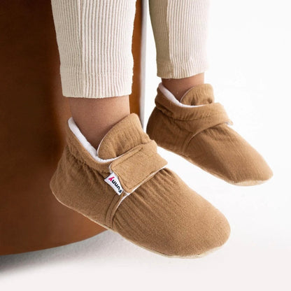 Chaussons physiologiques enfant en coton – Bouton ou velcro – couleur coton brun velcro – vue 1