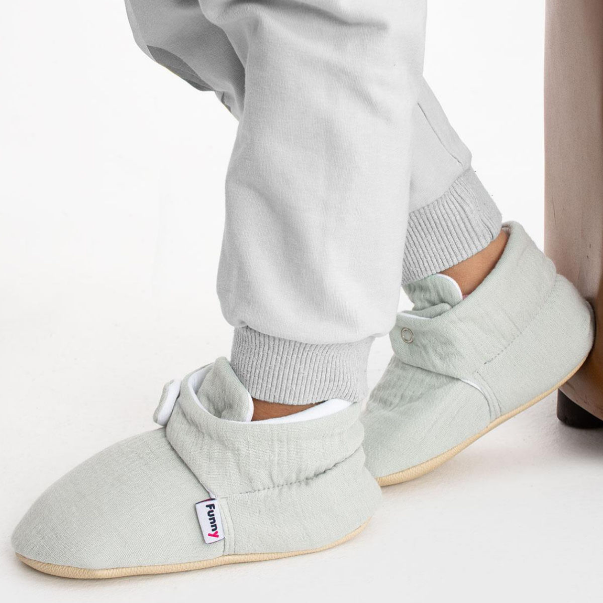 Chaussons physiologiques enfant en coton – Bouton ou velcro – couleur coton gris bouton – vue 1