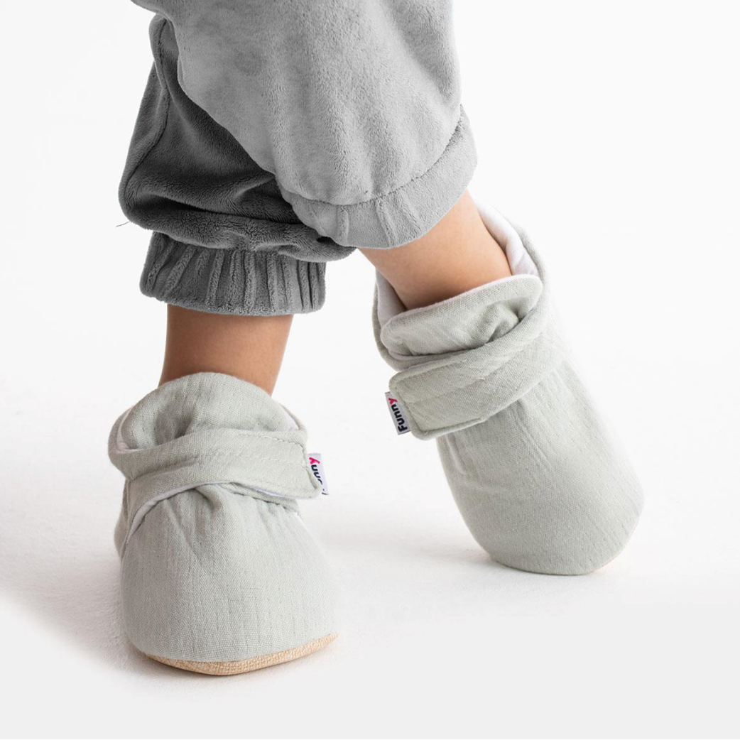 Chaussons physiologiques enfant en coton – Bouton ou velcro – couleur coton gris velcro – vue 1