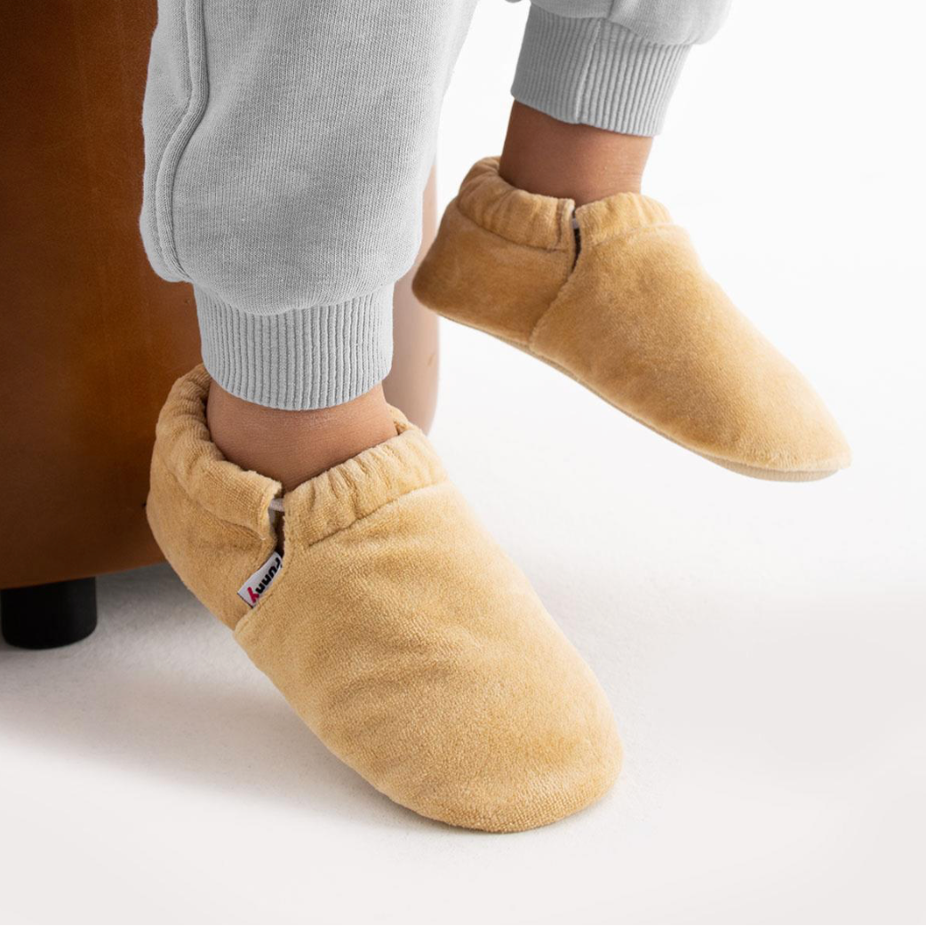 Chaussons physiologiques enfant en velours – Élastiqués – couleur velours beige élastique – vue 2