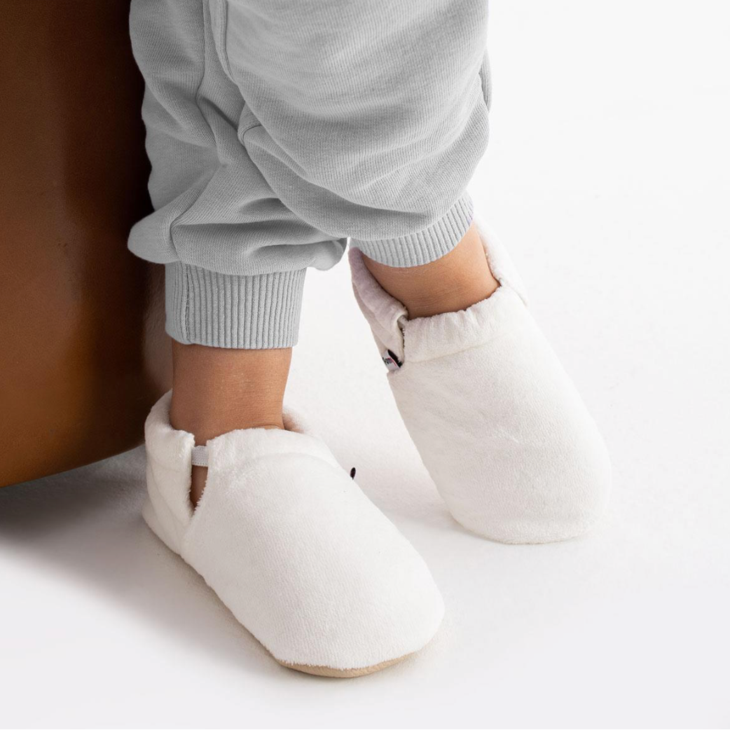 Chaussons physiologiques enfant en velours – Élastiqués – couleur velours blanc élastique – vue 3