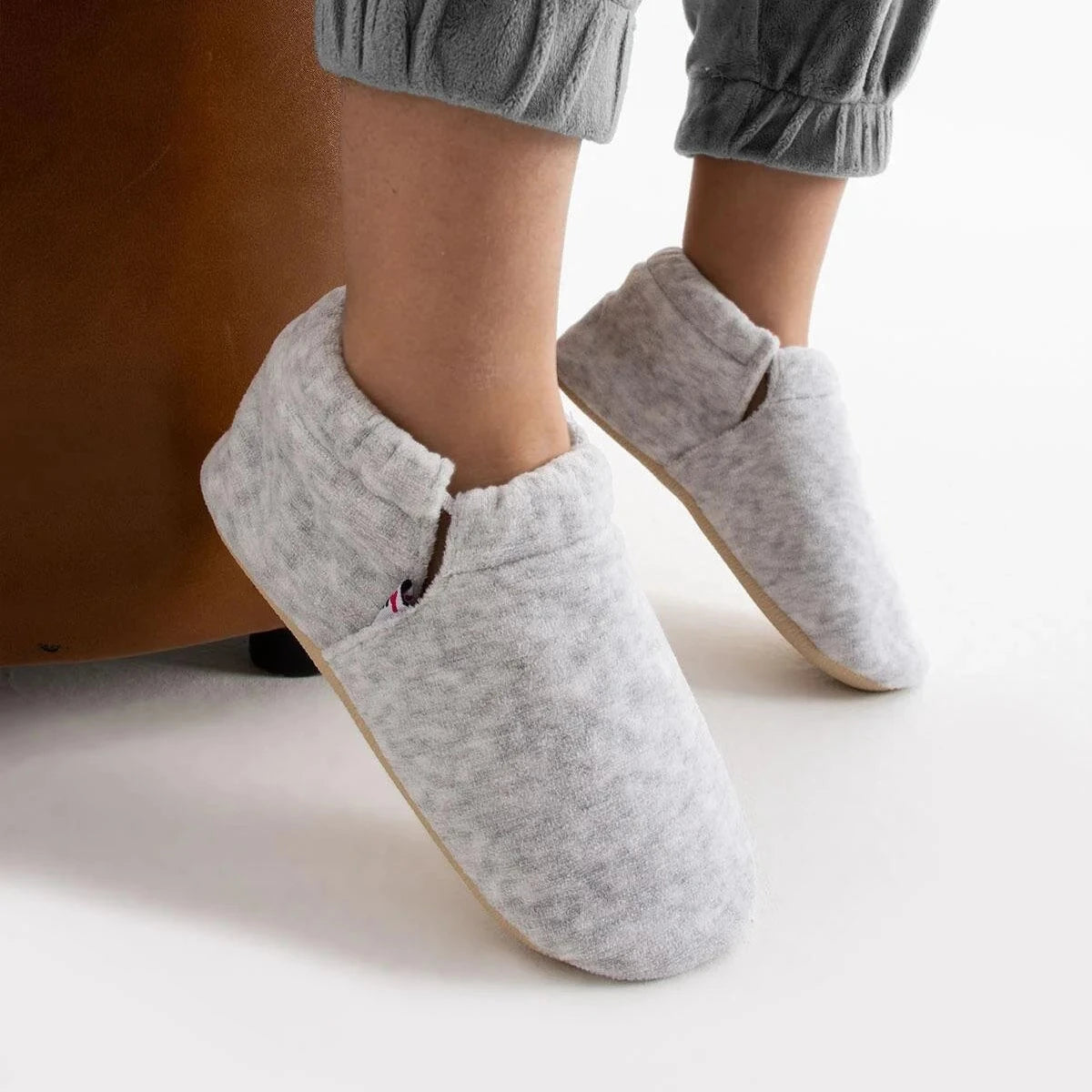 Chaussons physiologiques enfant en velours – Élastiqués – couleur velours gris élastique – vue 1
