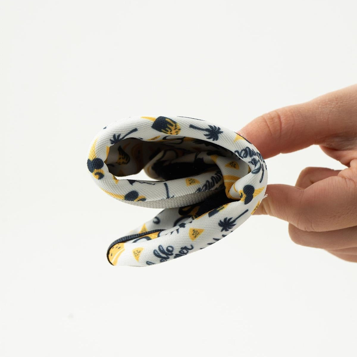 Chaussons de piscine enfant – motif ananas – vue montrant la flexibilité