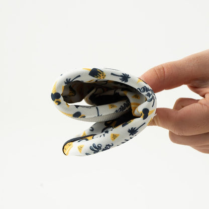 Chaussons de piscine enfant – motif ananas – vue montrant la flexibilité