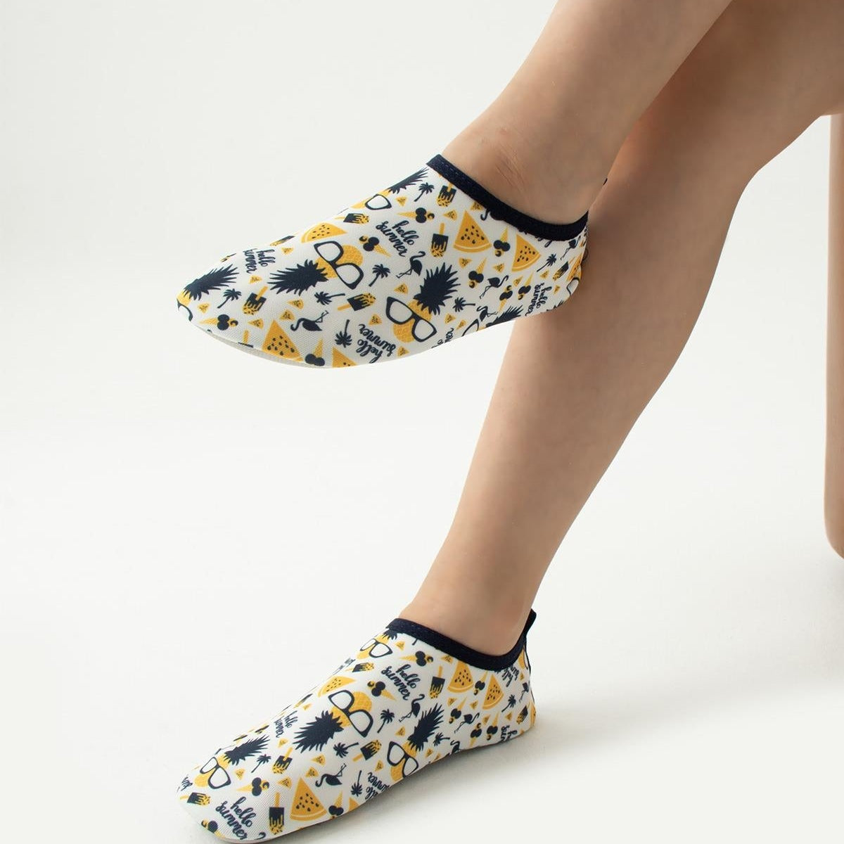 Chaussons de piscine enfant – motif ananas – vue de profil